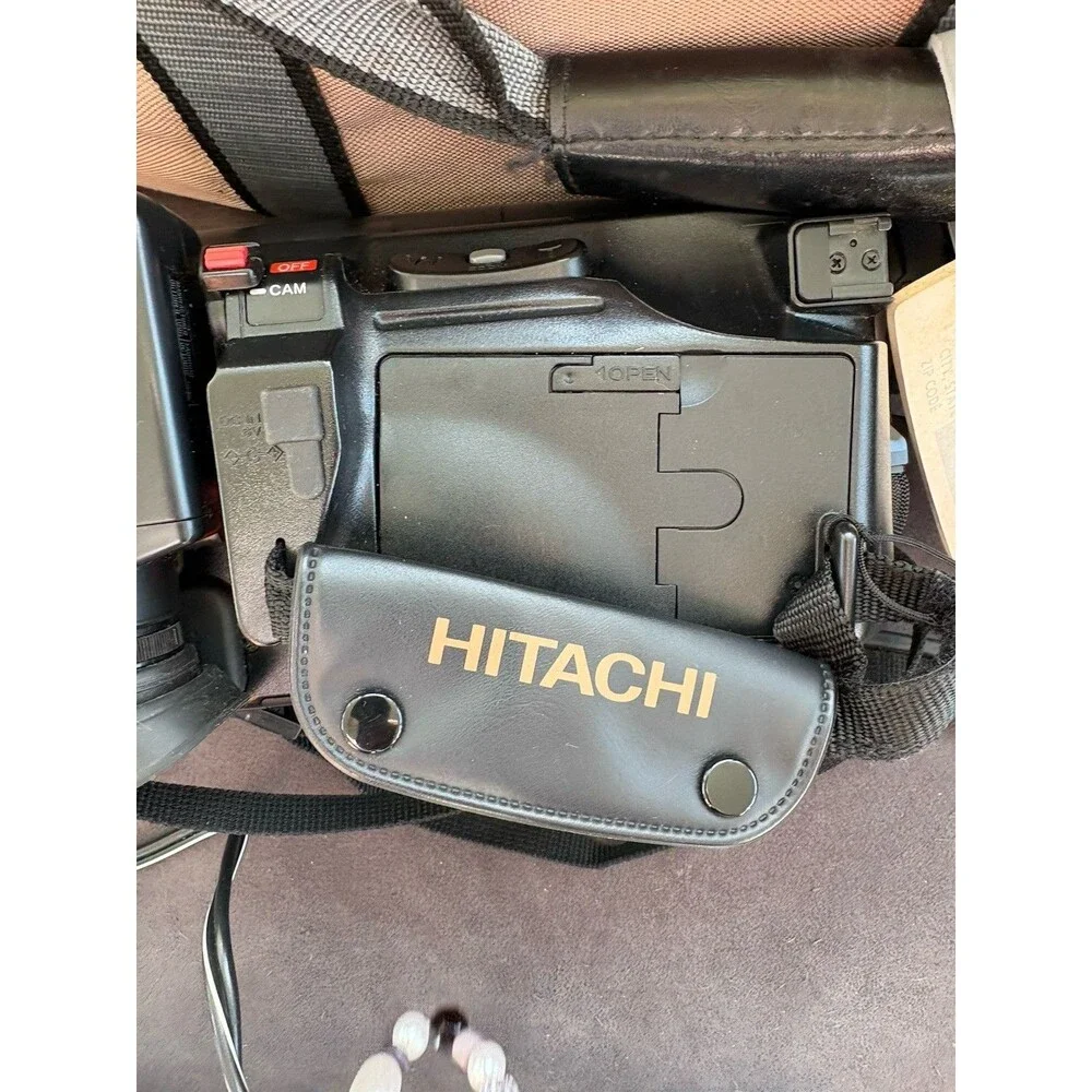 Hitachi VM-E625LA 8mm Video Camcorder Camescope 24x Zoom Color LCDScreen Bundle